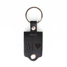 Заредете изображение във визуализатора на галерията – Кожен ключодържател със снимка и надпис